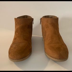 Cat and Jack girls ankle booties. Size 5. Suede leather.